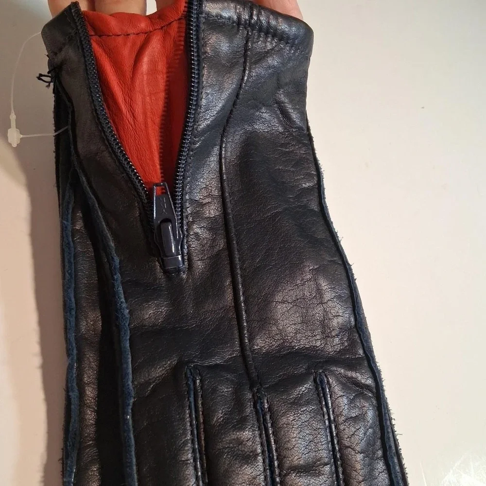 Womens Vintage 80s leather dress gloves featuring a distinctive dark navy